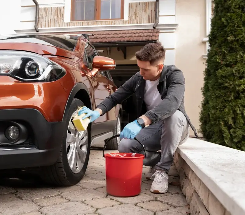 Lavage auto à domicile Beignon : professionnel intervenant sur un véhicule